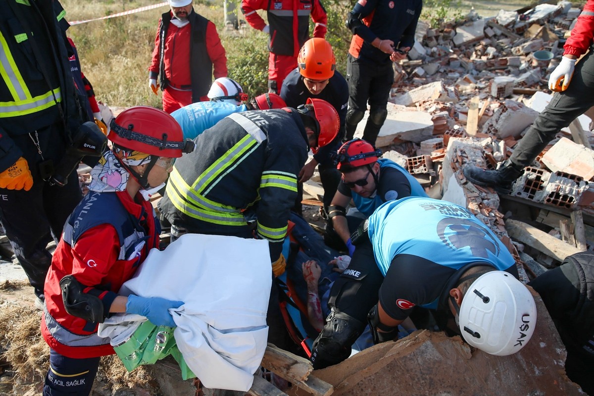 Uşak genelinde, Uluslararası Afet Risklerinin Azaltılması Günü dolayısıyla 5,8 büyüklüğünde...
