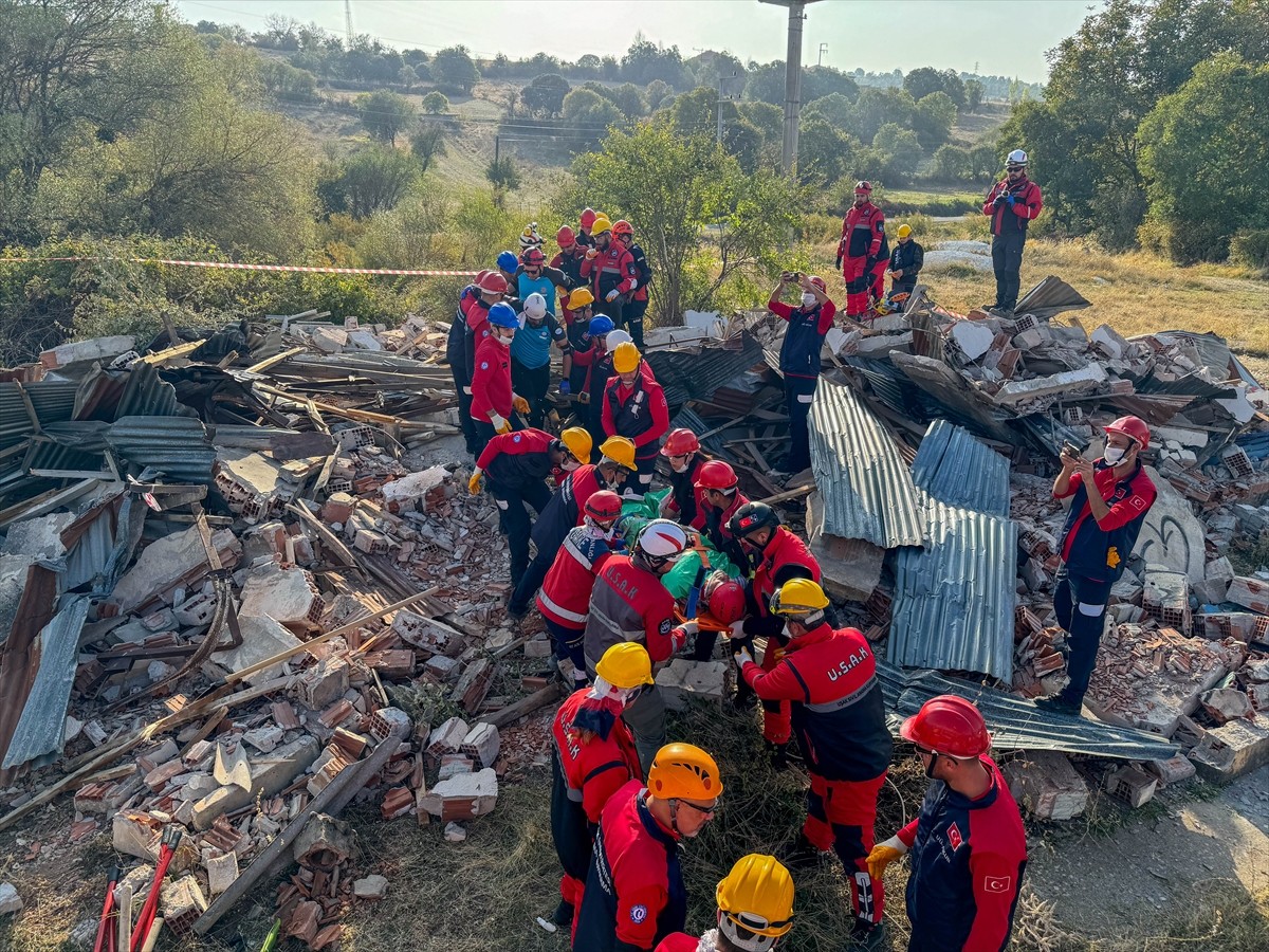 Uşak genelinde, Uluslararası Afet Risklerinin Azaltılması Günü dolayısıyla 5,8 büyüklüğünde...