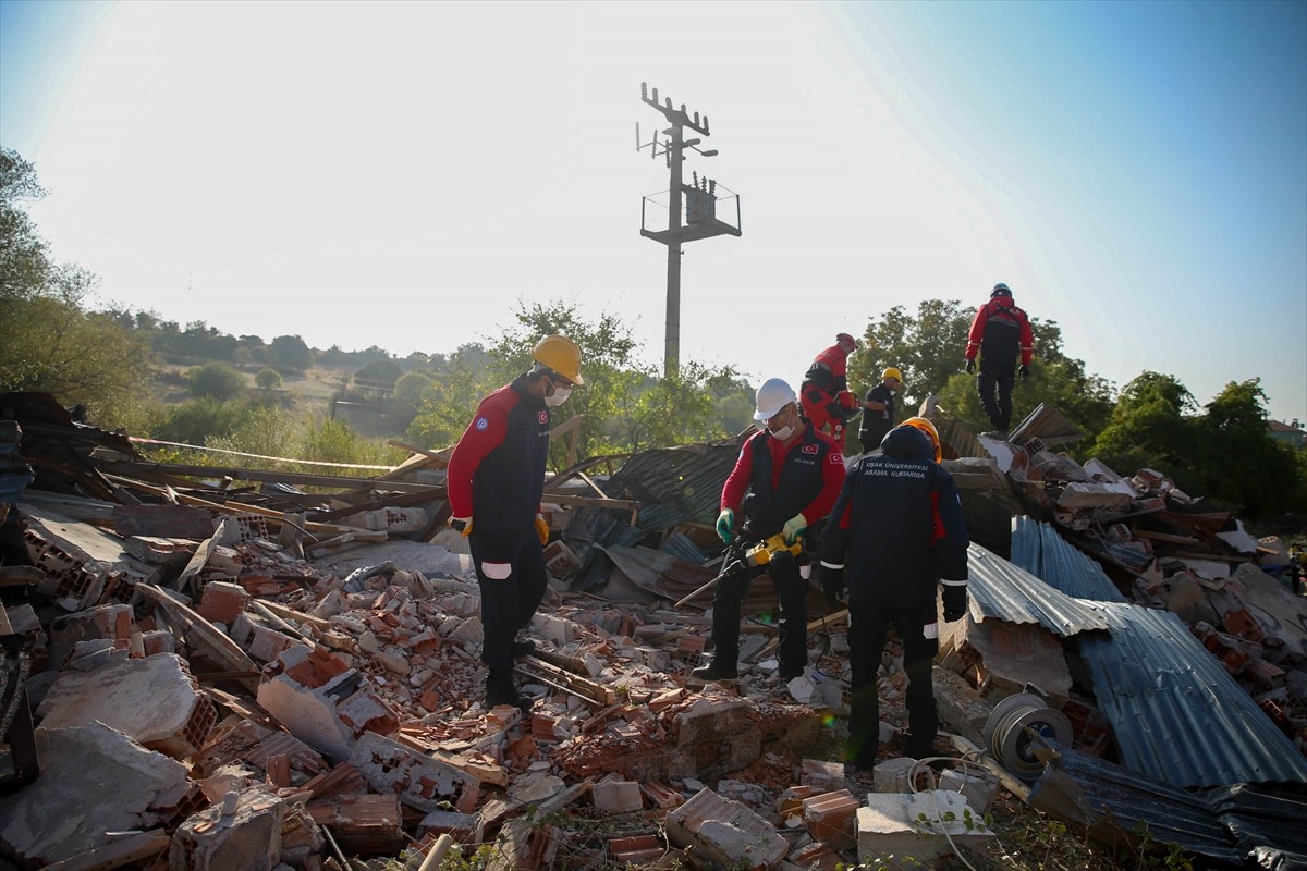 Uşak genelinde, Uluslararası Afet Risklerinin Azaltılması Günü dolayısıyla 5,8 büyüklüğünde...