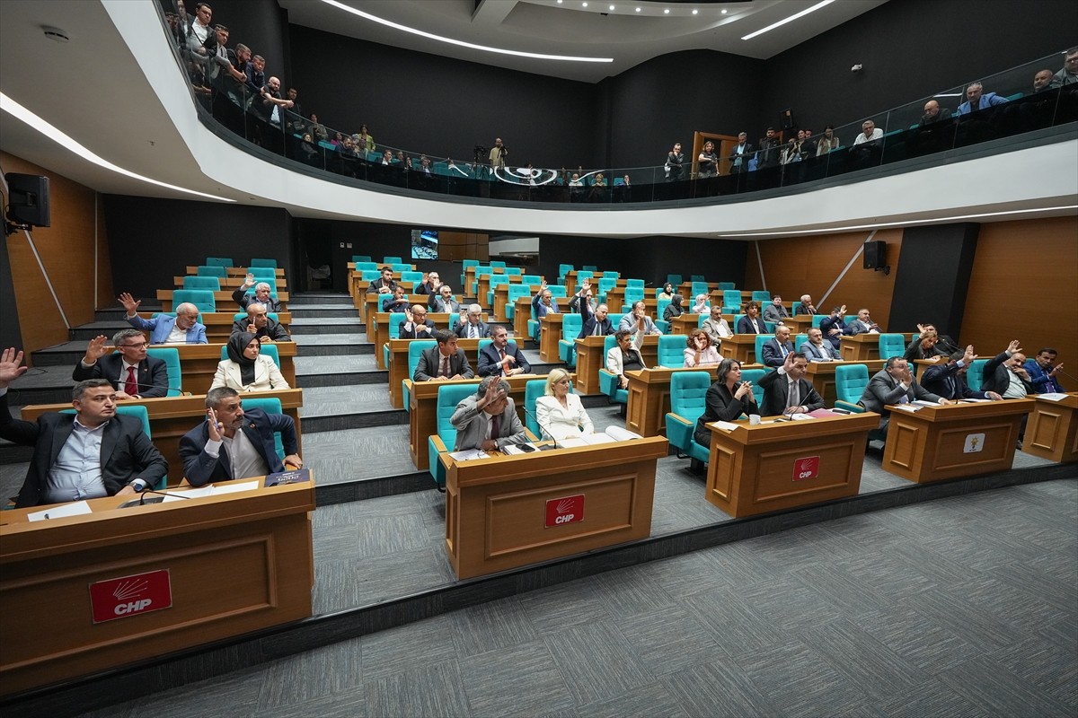 Üsküdar Belediyesi Meclis toplantısı, 2025 yılı bütçe görüşmesi, 1. Başkanvekili Mithat Özdemir...