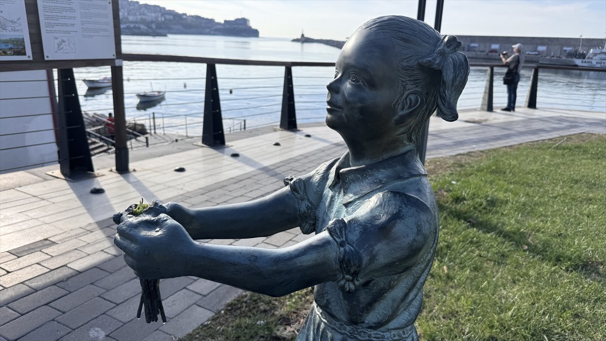 Zonguldak'ı ziyaret eden Gazi Mustafa Kemal Atatürk'ü çiçekle karşılayan Ayten Alper'in, 5...