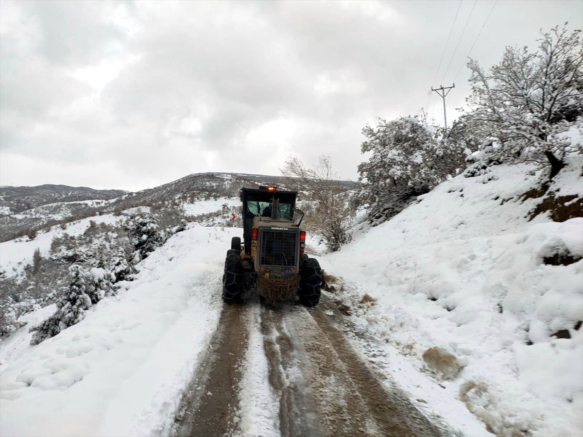 Amasya'da kar yağışı nedeniyle 93 köy yolu ulaşıma kapandı. İl Özel İdaresi ekipleri, 14 greyder...