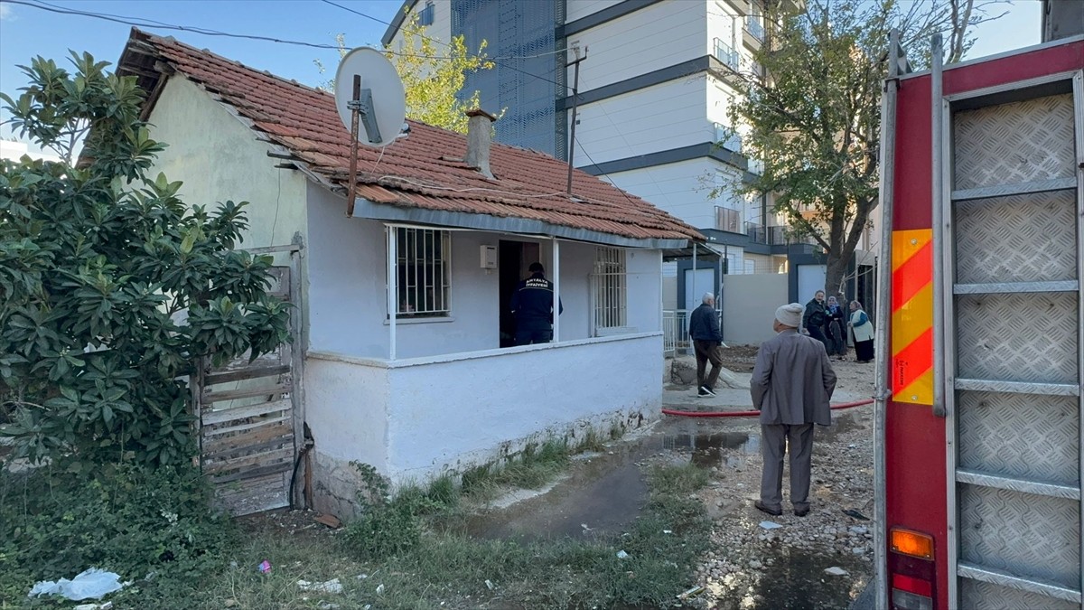 Antalya'nın Muratpaşa ilçesinde müstakil evde çıkan yangın söndürüldü. Kanepenin arkasında...