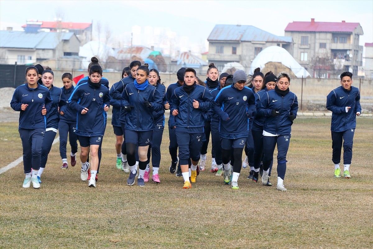 Bu sezon ilk 6 haftada topladığı 16 puanla kendi grubunda lider olan Yüksekova Spor Kulübü...