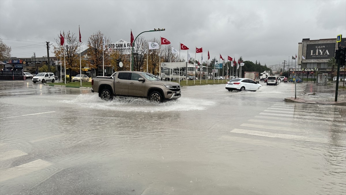 Bursa'da dün akşamdan bu yana devam eden lodosun ardından başlayan sağanak, yaşamı olumsuz...