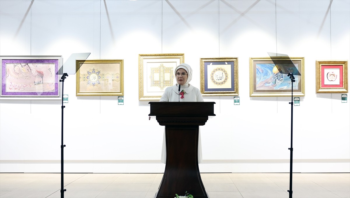 Emine Erdoğan, Çınar Derneği Karma Sergisi'nin Açılışını Yaptı