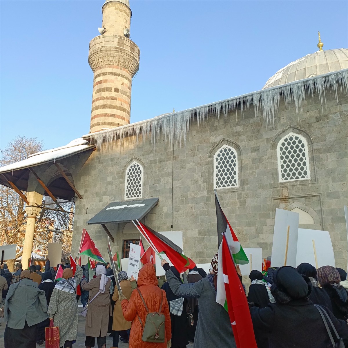 Erzurum'da hekim ve sağlıkçılar, dondurucu soğuğa rağmen, İsrail'in Gazze'ye yönelik saldırılarını...