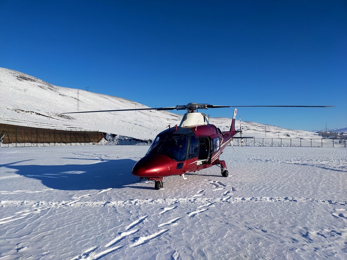 Erzurum'un Tekman ilçesinde kalp krizi geçiren 79 yaşındaki hasta, ambulans helikopterle...