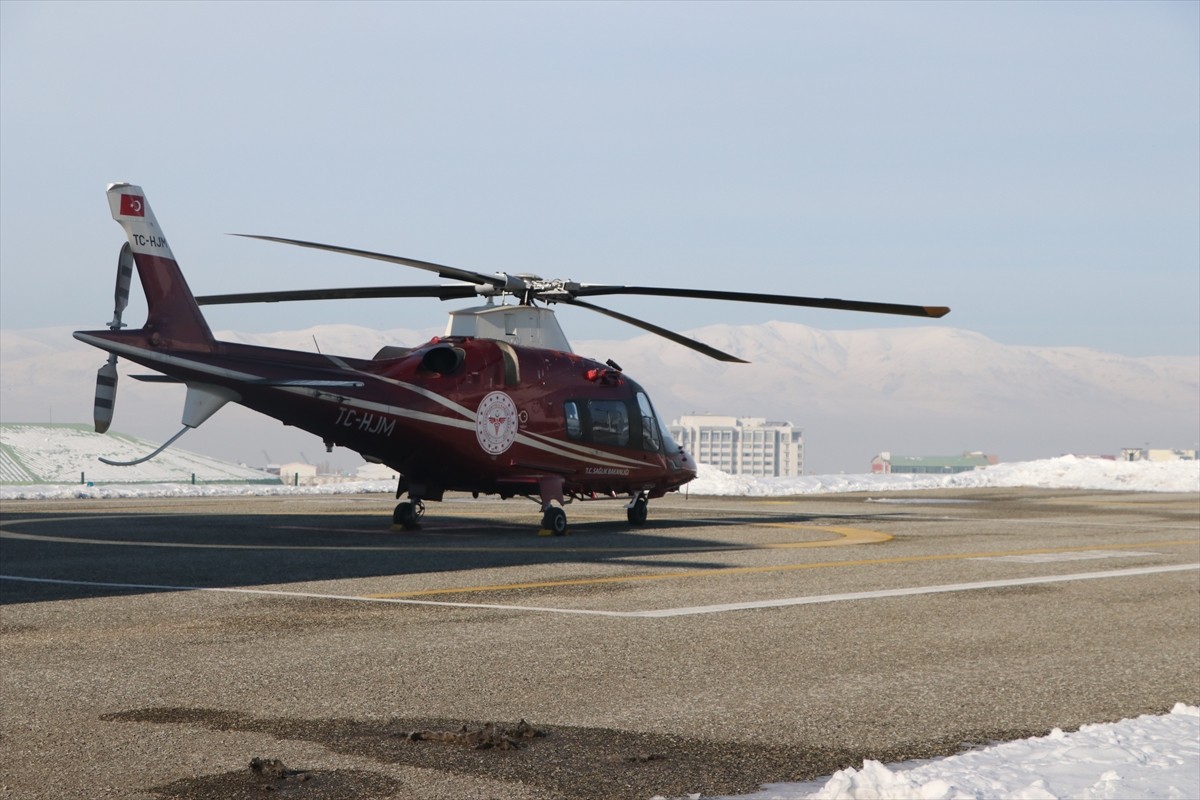 Erzurum'un Tekman ilçesinde kalp krizi geçiren 79 yaşındaki hasta, ambulans helikopterle...