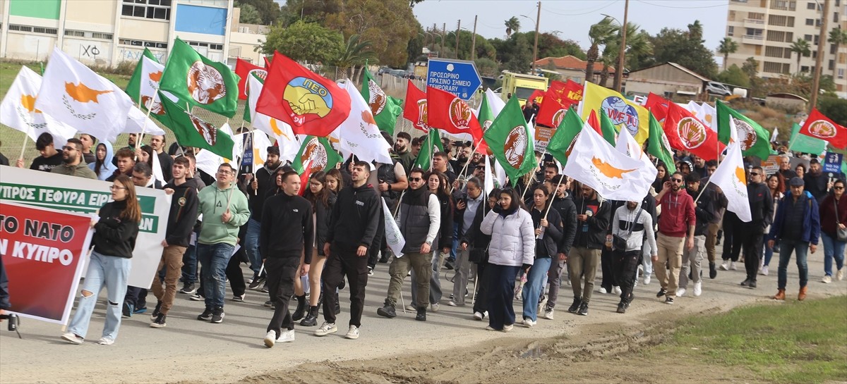 Güney Kıbrıs Rum Yönetimi'nin (GKRY) Larnaka kentinde ABD'nin askeri varlığı protesto...