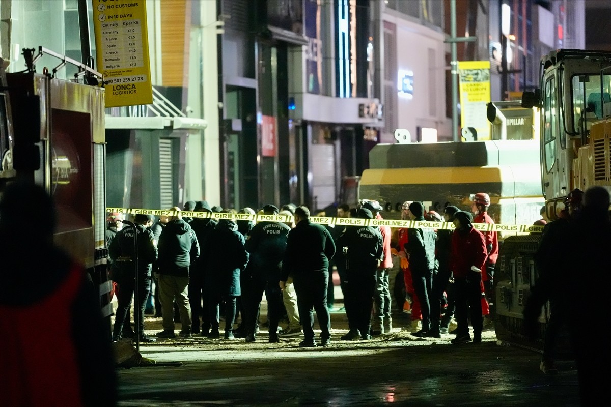 Güngören'de yıkım çalışmaları esnasında kısmen çöken binanın enkazında kalan işçiyi arama...