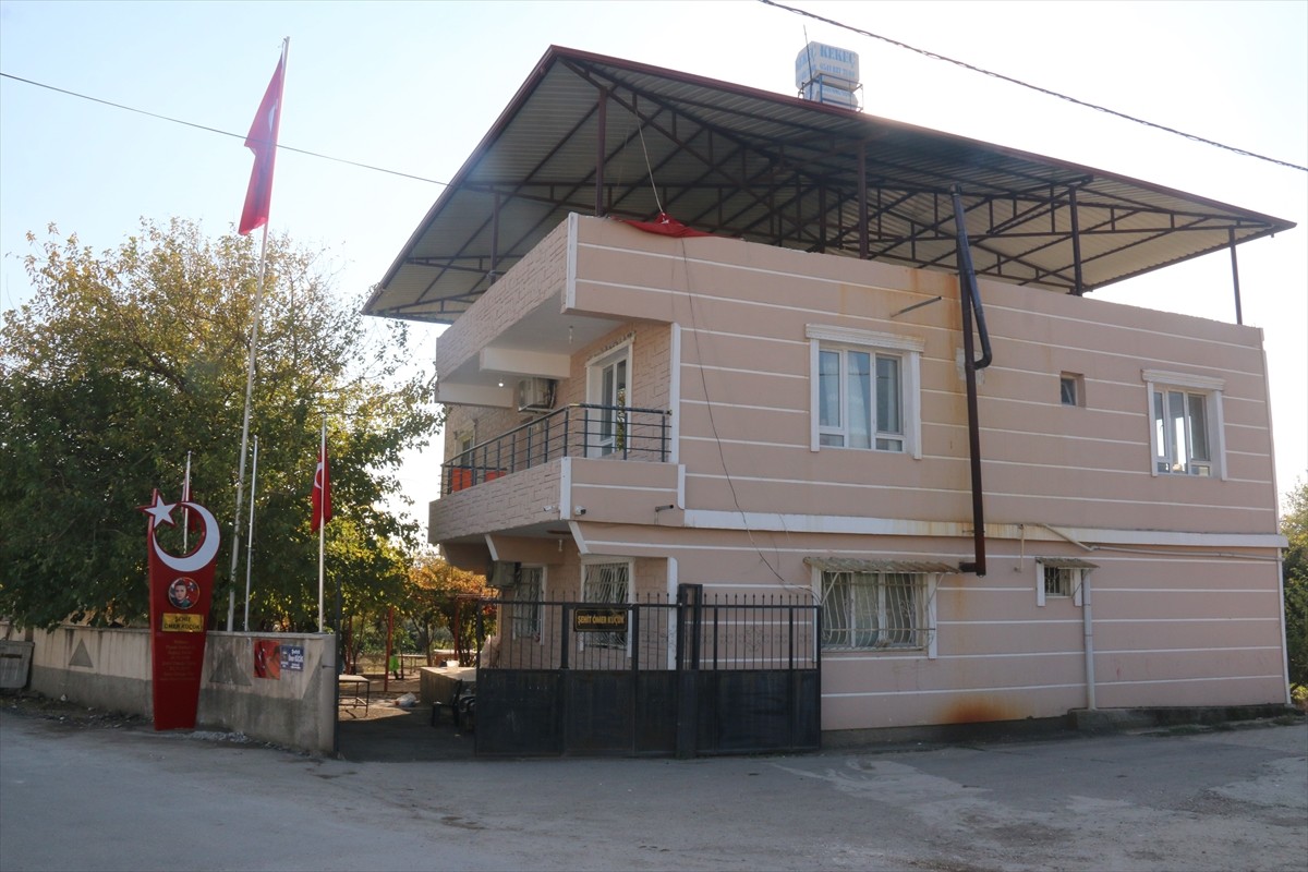 Hatay'ın Kırıkhan ilçesinde şehit Piyade Sözleşmeli Er Ömer Küçük'ün zarar verilen anıtı, jandarma...