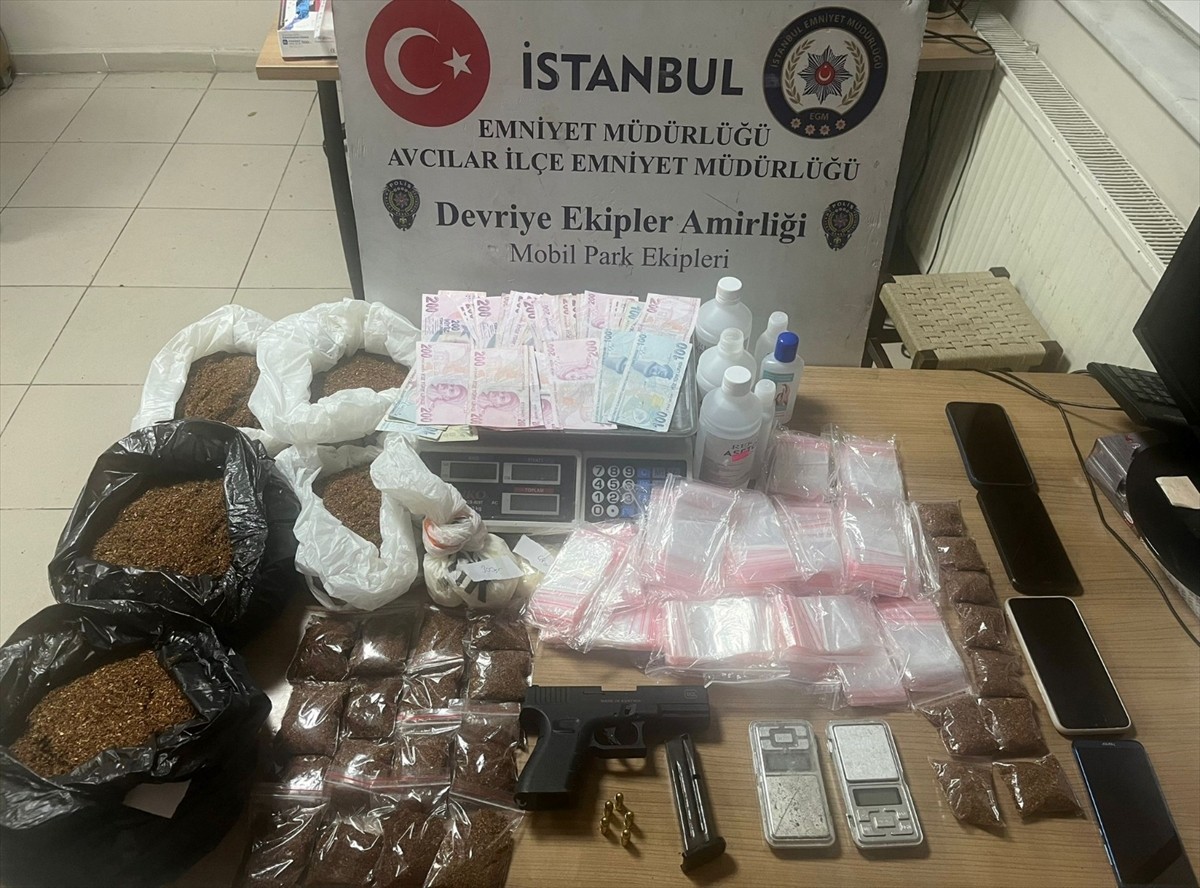 İstanbul'da düzenlenen uyuşturucu operasyonunda gözaltına alınan 5 şüpheliden 2'si tutuklandı....