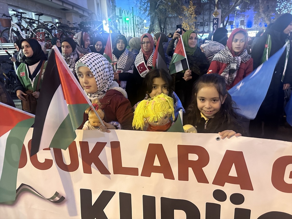 Konya'da Filistinli Çocuklara Destek Yürüyüşü