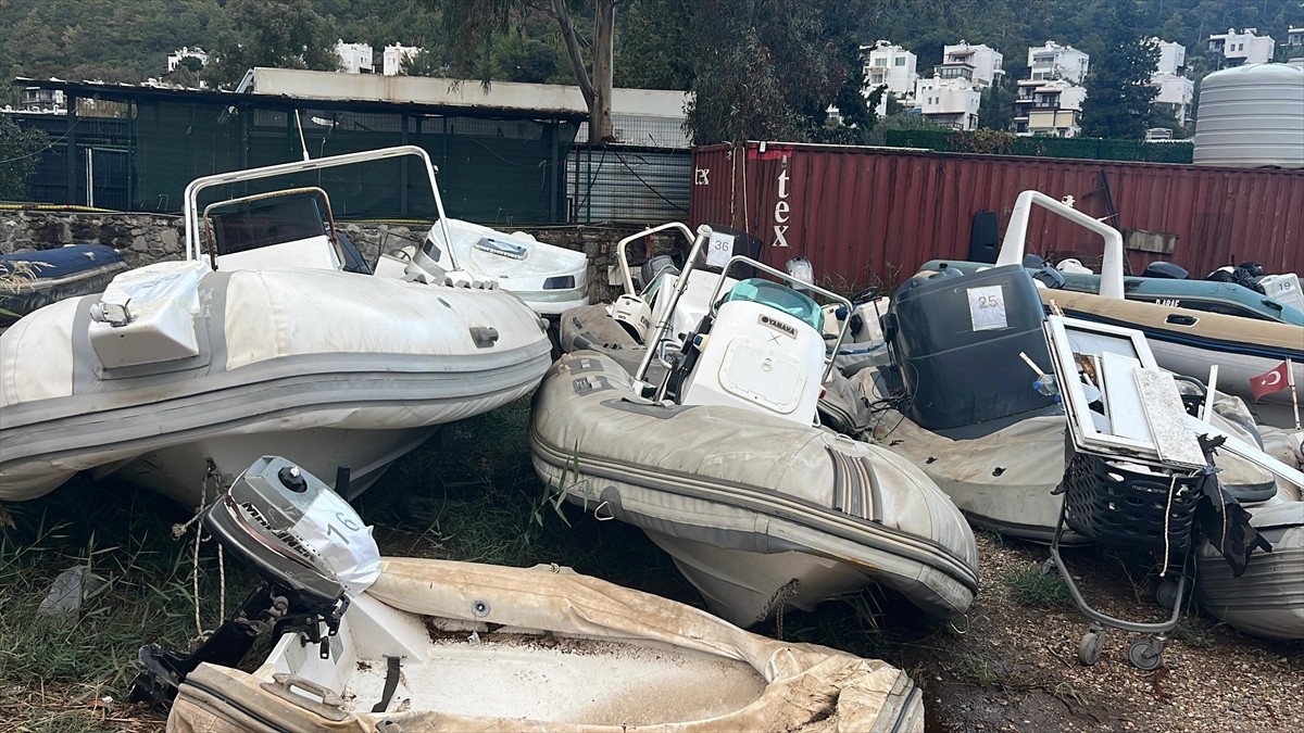 Muğla'nın Bodrum ilçesinde göçmen kaçakçılığında yakalanan 38 deniz taşıtı, ihaleyle satıldı....