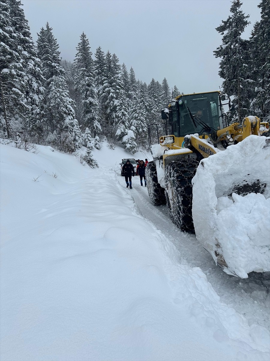 Ordu'da kar nedeniyle yolda mahsur kalan 4 kişi için arama çalışması başlatıldı.