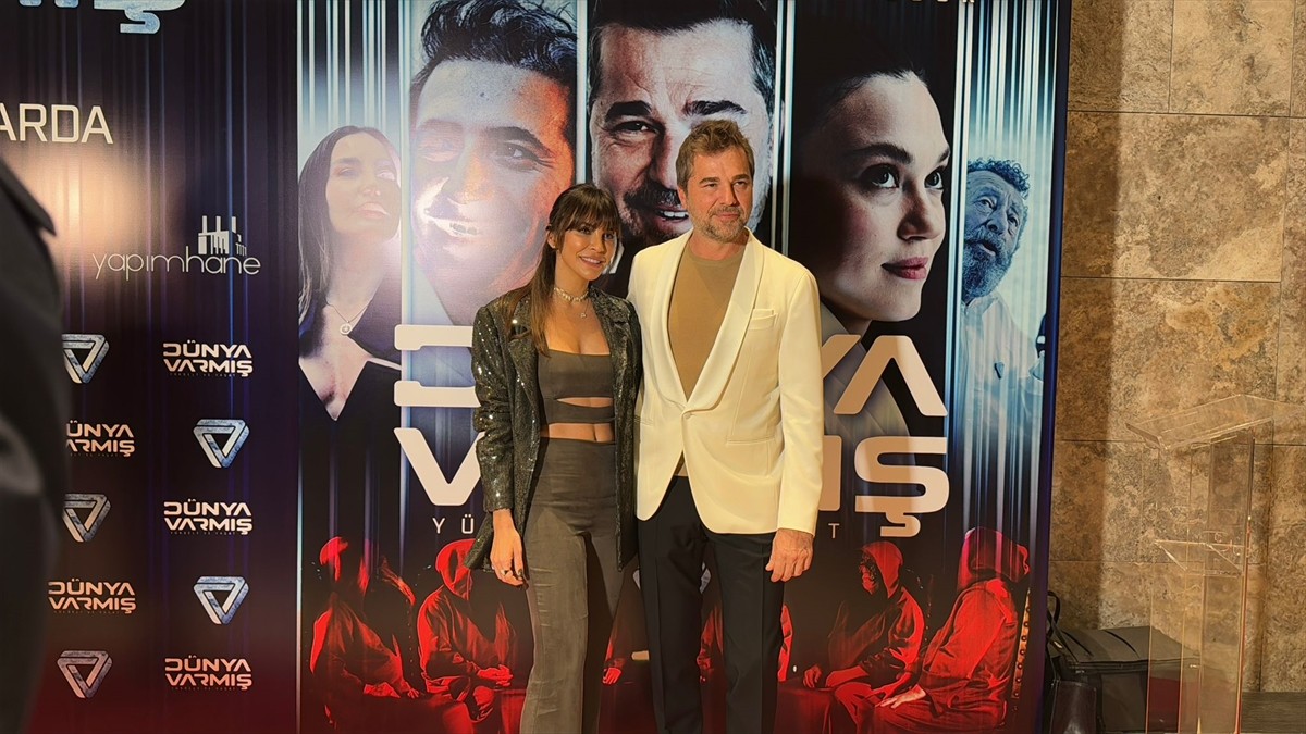 "Dünya Varmış" filminin galası, Atatürk Kültür Merkezi'nde gerçekleştirildi. Galaya filmin başrol...