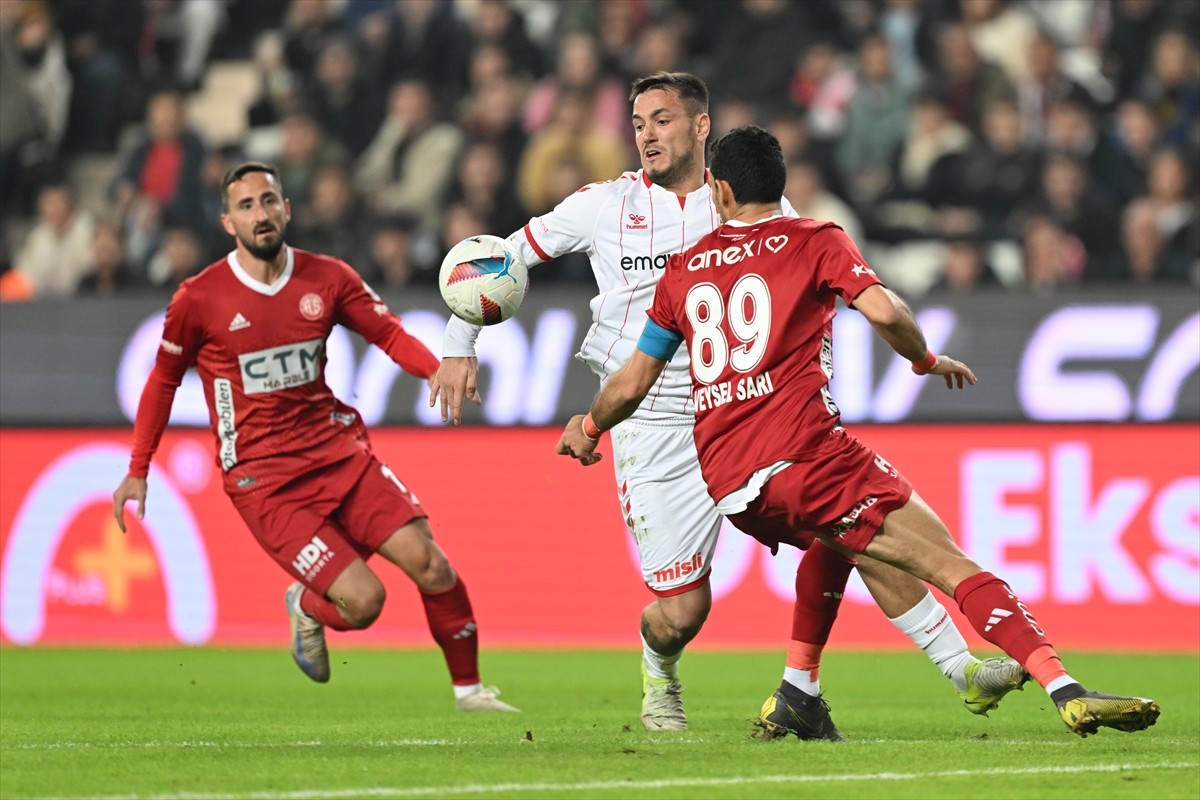 Trendyol Süper Lig'in 14. haftasında Onvo Antalyaspor ile Net Global Sivasspor takımları Corendon...