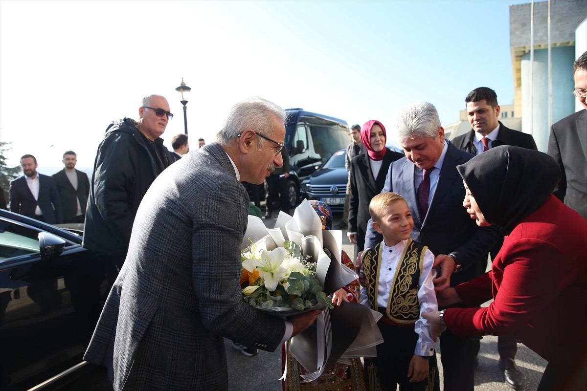 Ulaştırma ve Altyapı Bakanı Abdulkadir Uraloğlu, Sakarya Valiliğini ziyaret etti. Bakan Uraloğlu...