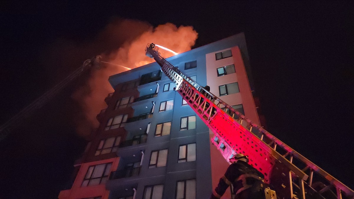 Zonguldak'ın Kozlu ilçesinde 13 katlı apartmanın çatısında çıkan yangın söndürüldü. Ekiplerin...