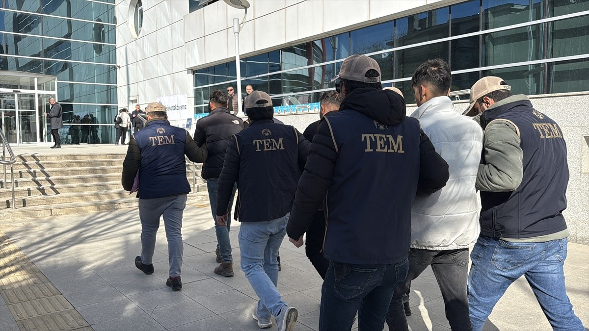 Adıyaman'da terör örgütü PKK'nın propagandasını yaptıkları iddia edilen 3 zanlı gözaltına alındı....