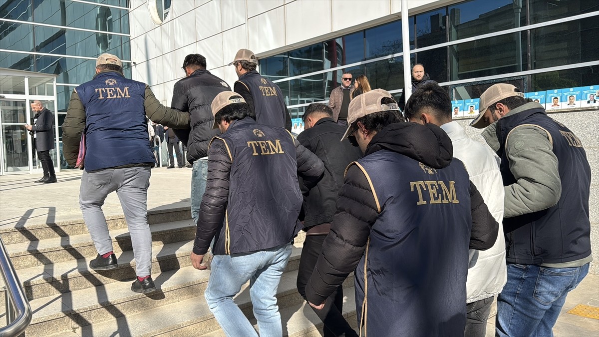 Adıyaman'da terör örgütü PKK'nın propagandasını yaptıkları iddia edilen 3 zanlı gözaltına alındı....