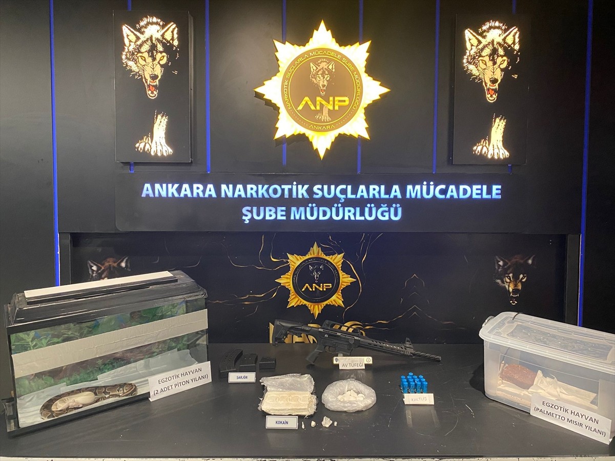 Ankara'nın Etimesgut ilçesinde düzenlenen uyuşturucu operasyonunda, 1 kilogram kokainin yanı sıra...