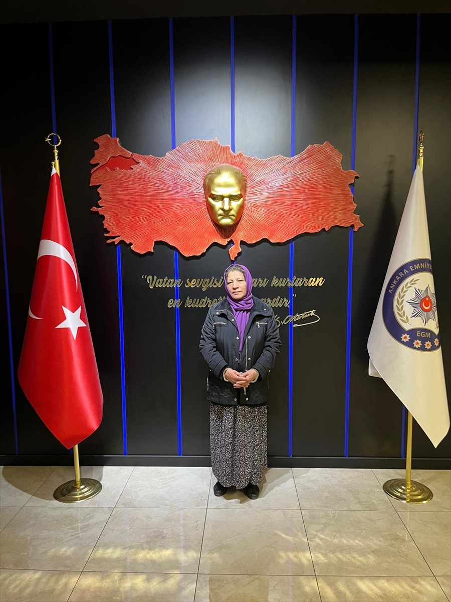 Ankara'nın Etimesgut ilçesinde düzenlenen uyuşturucu operasyonunda, 1 kilogram kokainin yanı sıra...