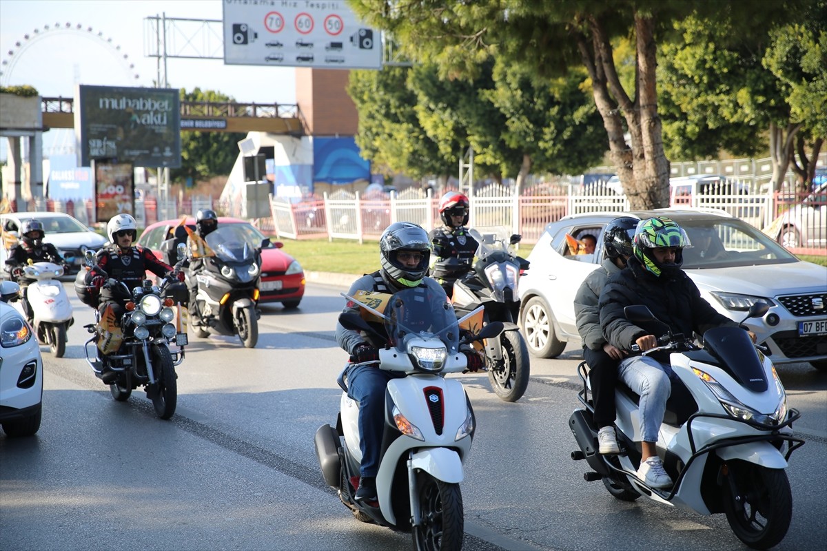 Antalya'da motosiklet sürücüleri, kadına yönelik şiddete dikkati çekmek amacıyla kortej...