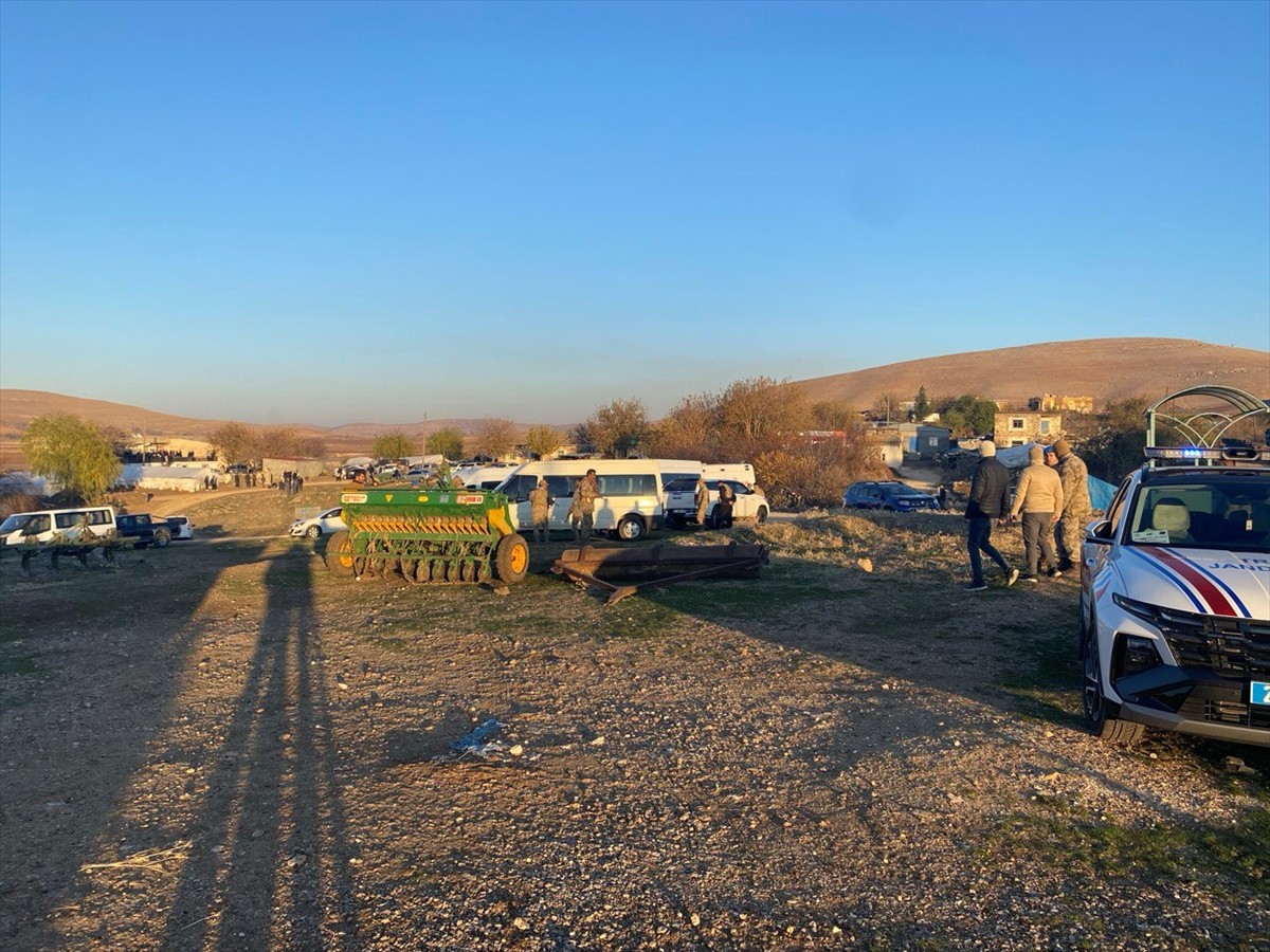 Diyarbakır'ın Çınar ilçesinde iki aile arasında çıkan taşlı ve sopalı kavgada 10 kişi yaralandı....
