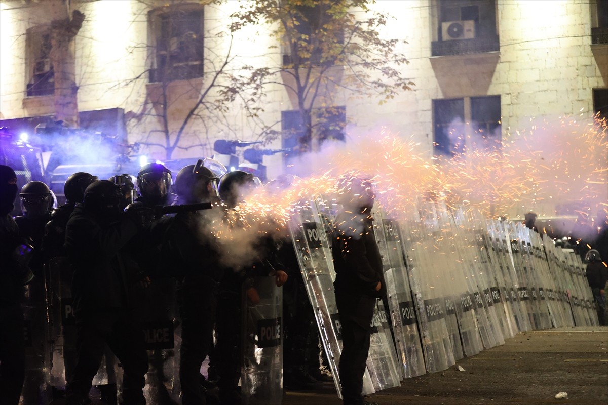 Gürcistan'ın başkenti Tiflis'teki gösterilerde, polisin göz yaşartıcı gazla defalarca müdahale...
