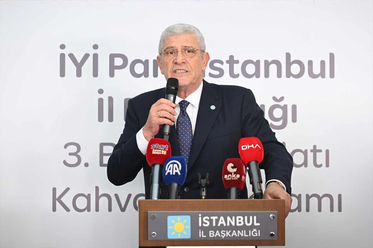 İYİ Parti Genel Başkanı Müsavat Dervişoğlu, partisinin Beylikdüzü'nde bir restoranda düzenlediği...