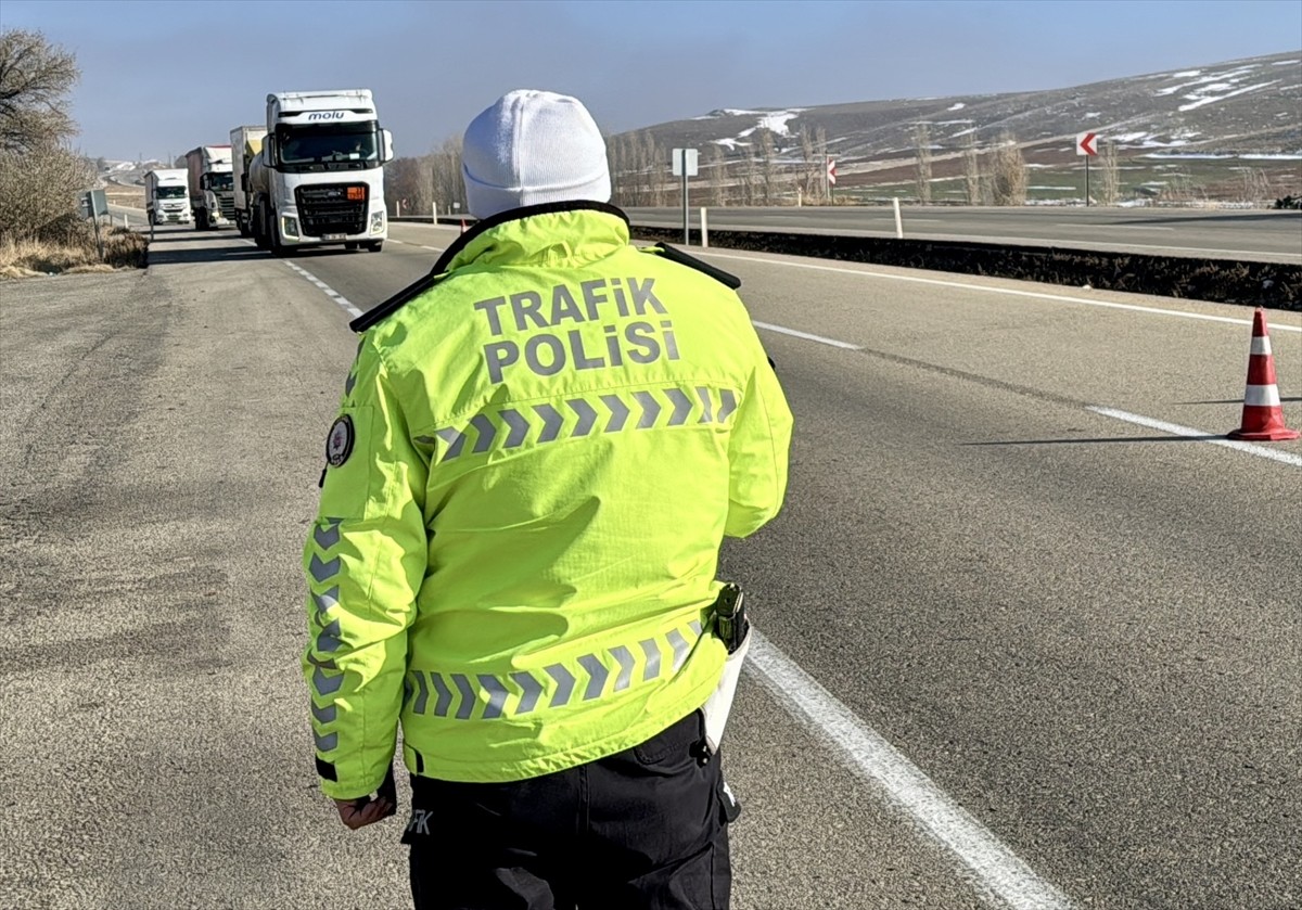 Kırşehir'de, şehirler arası yük ve yolcu taşıyan ticari araçlar için zorunlu kış lastiği...
