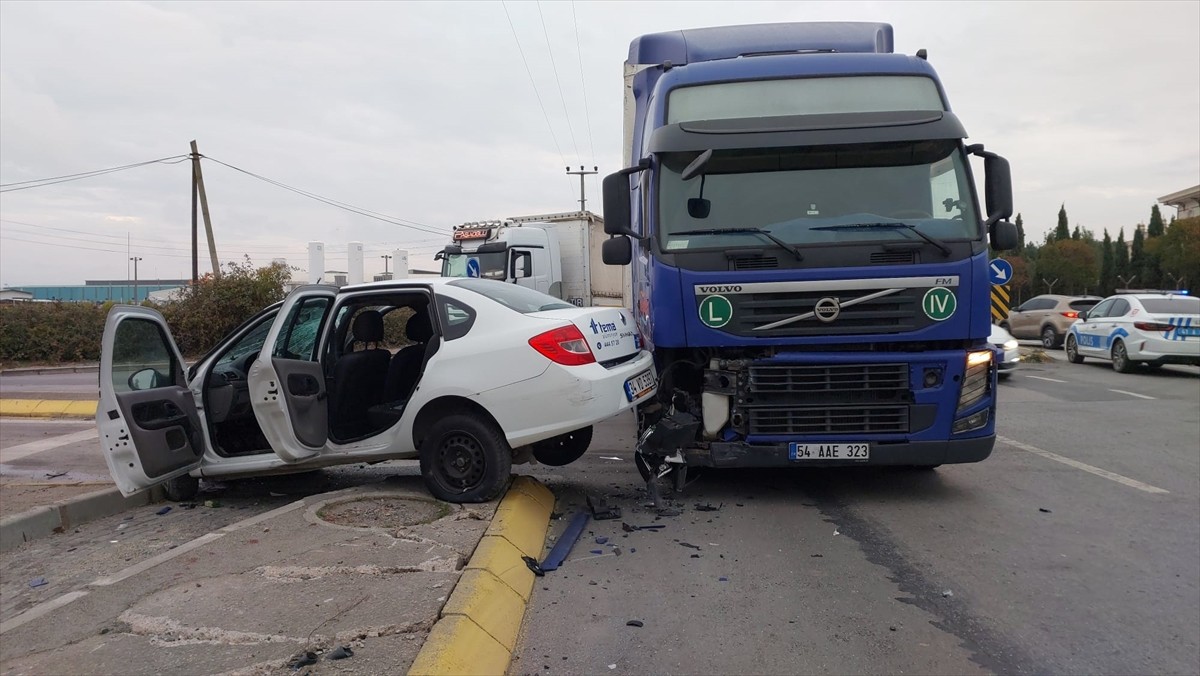 Kocaeli'nin Gebze ilçesinde otomobil ile süt yüklü tırın çarpışması sonucu 3 kişi...