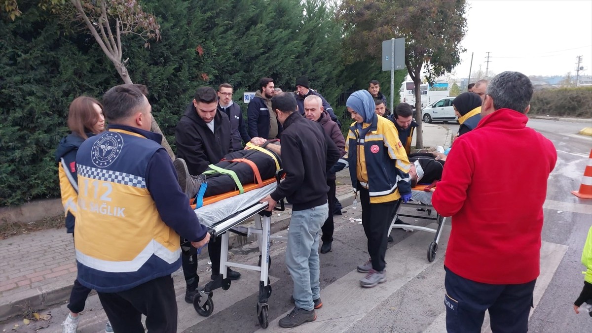 Kocaeli'nin Gebze ilçesinde otomobil ile süt yüklü tırın çarpışması sonucu 3 kişi...