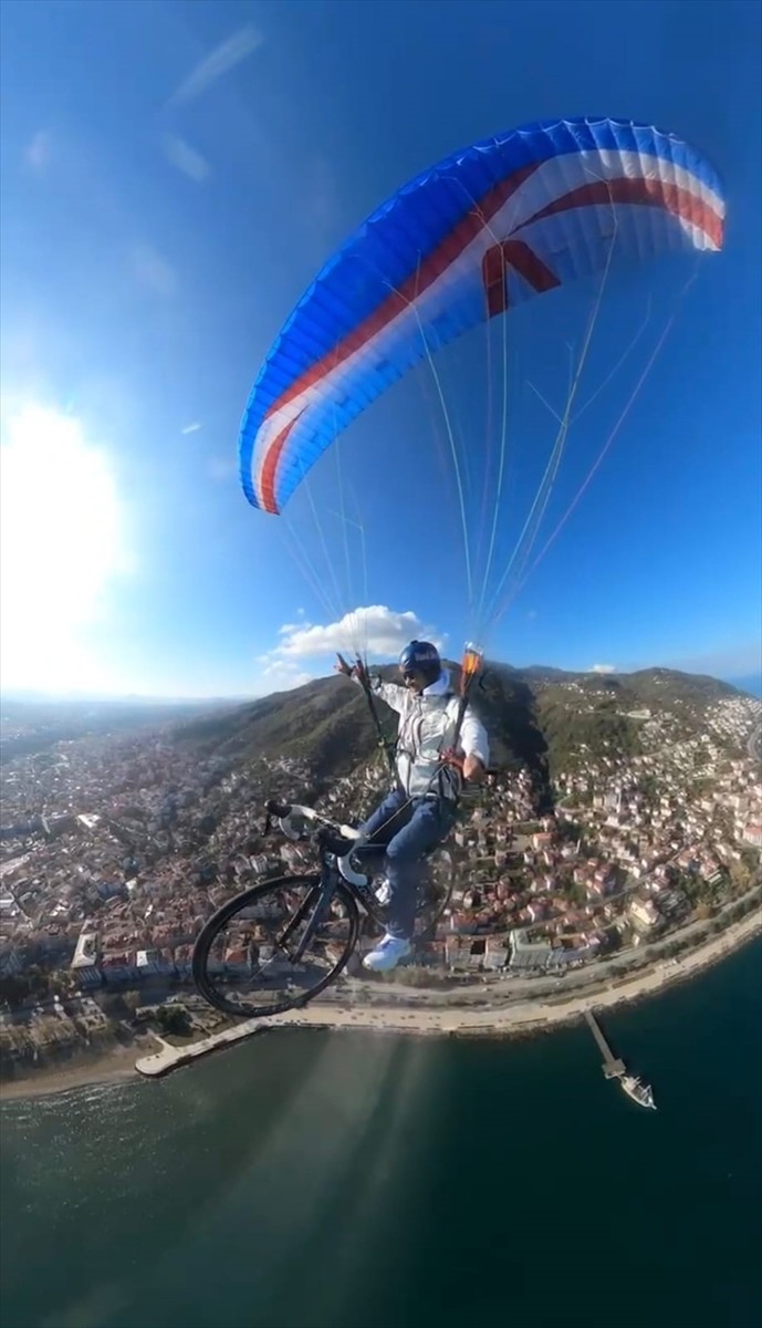 Ordu'da yamaç paraşütü sporuyla ilgilenen Durmuş Şahin, şehrin tanıtımına katkı sunmak ve bisiklet...