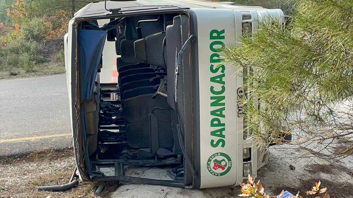 Sakarya'nın Pamukova ilçesinde ilkokul öğrencilerini taşıyan midibüsün devrilmesi sonucu 7'si...