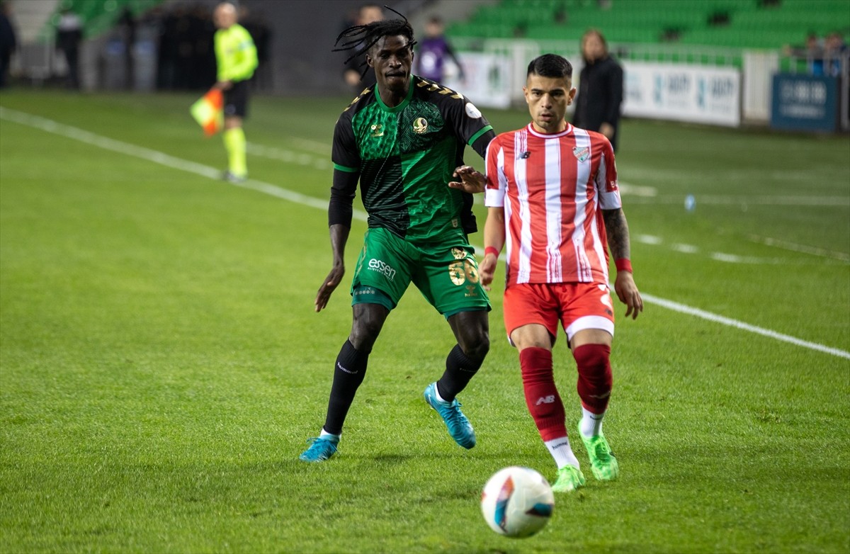 Sakaryaspor, Boluspor'u 2-1 Yenerek Öne Geçti