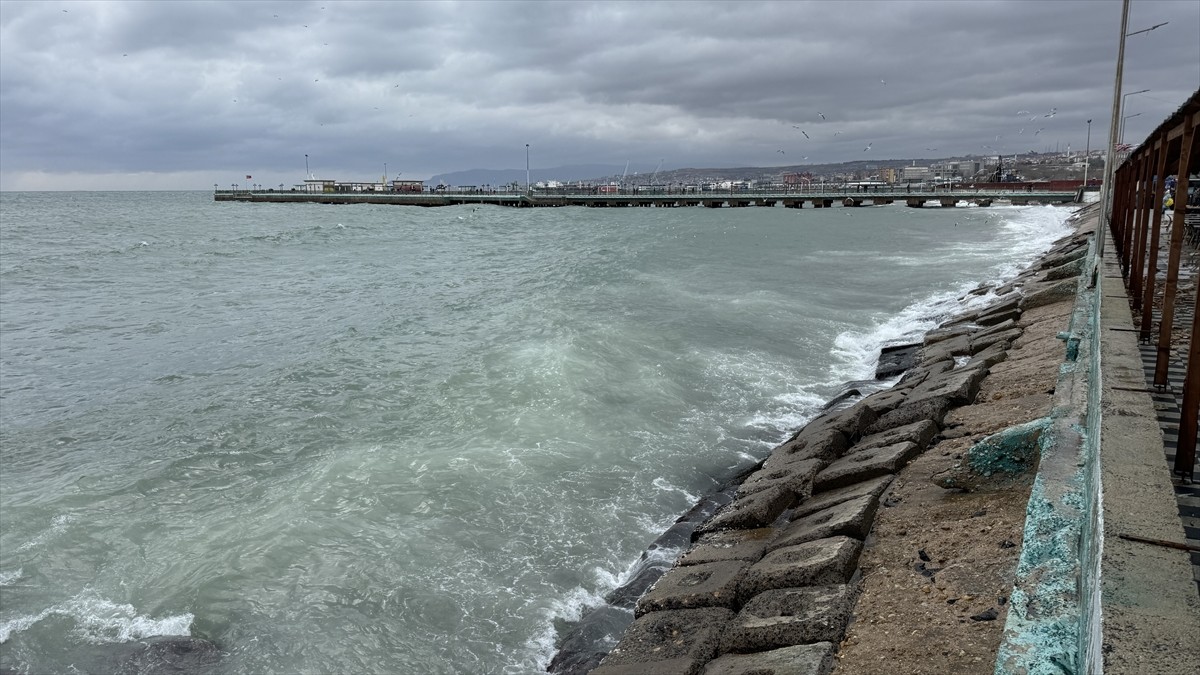 Tekirdağ'da, poyraz deniz ulaşımını olumsuz etkiledi.