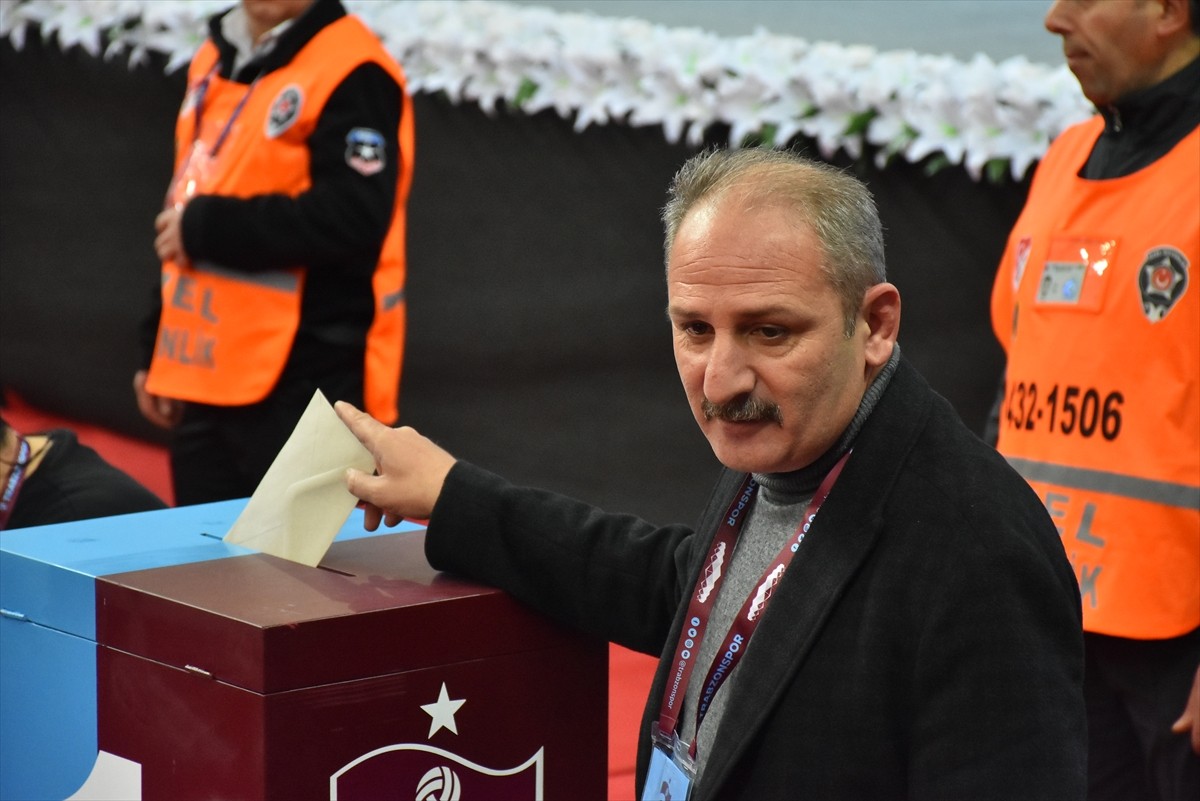 Trabzonspor Kulübünde olağan genel kurul toplantısının ikinci günü, oy verme işlemiyle başladı....