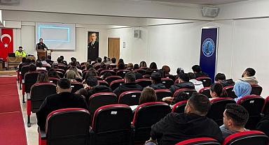AFYON POLİSİ ÜNİVERSİTE ÖĞRENCİLERİYLE BULUŞTU: GENÇLERE UYUŞTURUCUYA KARŞI NARKO EĞİTİM!