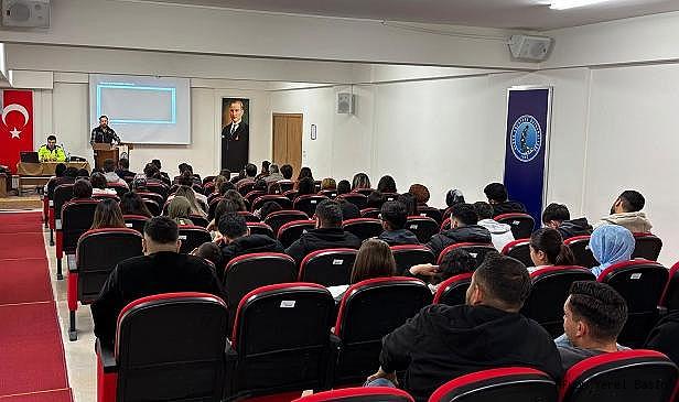 AFYON POLİSİ ÜNİVERSİTE ÖĞRENCİLERİYLE BULUŞTU: GENÇLERE UYUŞTURUCUYA KARŞI NARKO EĞİTİM!