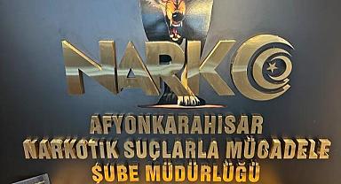 AFYON POLİSİNDEN SOKAK SATICILARINA DARBE: 76 UYUŞTURUCU EMDİRİLMİŞ PEÇETE ELE GEÇİRİLDİ!
