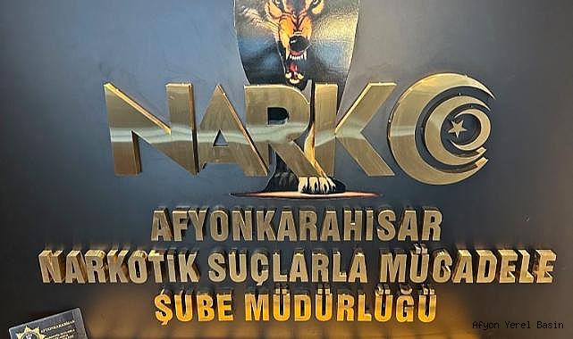 AFYON POLİSİNDEN SOKAK SATICILARINA DARBE: 76 UYUŞTURUCU EMDİRİLMİŞ PEÇETE ELE GEÇİRİLDİ!