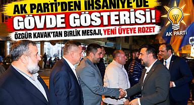 AK PARTİ'DEN İHSANİYE'DE GÖVDE GÖSTERİSİ! ÖZGÜR KAVAK'TAN BİRLİK MESAJI, YENİ ÜYEYE ROZET