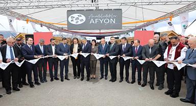 GASTRO AFYON İLK GÜNDEN DAMGASINI VURDU: DÜNYA REKORU, LEZZET VE KONSERLERLE MUHTEŞEM BAŞLANGIÇ!