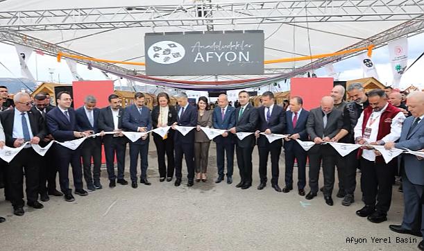 GASTRO AFYON İLK GÜNDEN DAMGASINI VURDU: DÜNYA REKORU, LEZZET VE KONSERLERLE MUHTEŞEM BAŞLANGIÇ!