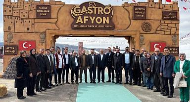 YURDUNUSEVEN GASTRO AFYON’DA ÖNLÜĞÜ TAKTI, LEZZETLERİ KENDİ ELLERİYLE İKRAM ETTİ!