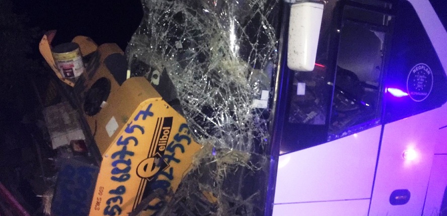 Kaza'da Araç şöförleri Feci şekilde Can Verdi