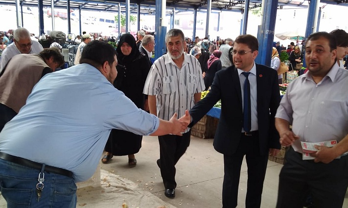 Mustafa Taşkapı Pazaryerinde Vatandaşları Ziyaret Ediyor